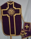 Ornement violet : chasuble, bourse du corporal, manipule, voile du calice