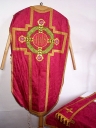 Ornement rouge 2 : chasuble, étole, manipule, voile de calice, bourse de corporal
