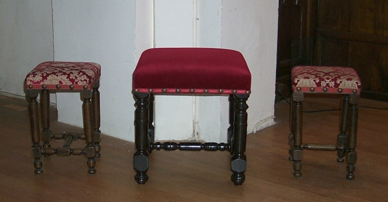 Ensemble d'un fauteuil et de 6 tabourets d'église