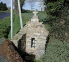Fontaine de dévotion, les Ponts-Neufs, chemin départemental n°46 de Caulnes à la Grève de la Grandville (Hillion)