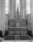 Autel, gradin d'autel, tabernacle, exposition, statues (2) (maître-autel, tabernacle à ailes, tabernacle architecturé, figure d'ornement), style néo-gothique, église paroissiale Notre-Dame (Pocé-les-Bois)