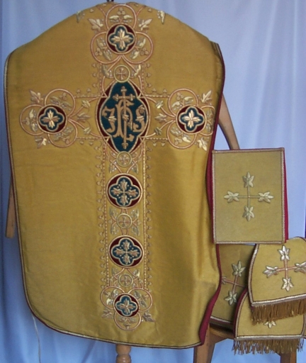 Ornement doré 1 : chasuble, bourse de corporal, étole, manipule, voile de calice