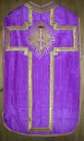 Ornement violet 1 : chasuble, manipule, voile de calice et bourse de corporal