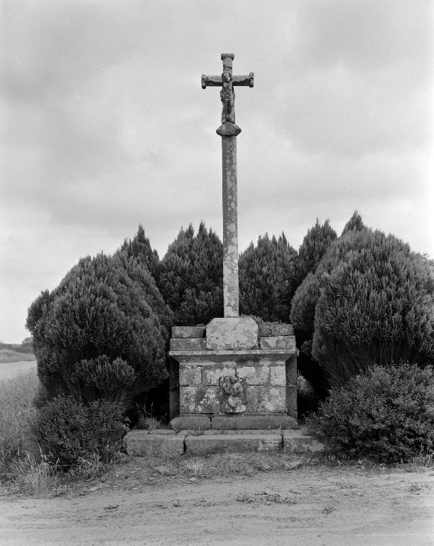 Croix monumentale, dite Kroaz Hir, dite Croaz ar Mission, à 350 m au sud-est de l'église (Plougar)