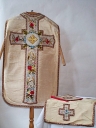 Ornement blanc 2 : chasuble, voile de calice, bourse de corporal (Campel fusionnée en Val d'Anast en 2017)