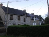 Alignement de maisons, la Morvonnais (Saint-Pierre-de-Plesguen fusionnée en Mesnil-Roc'h en 2019)