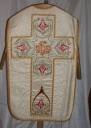 Ornement blanc 2 : chasuble, bourse de corporal, étole, manipule, voile de calice
