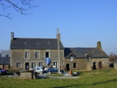 Alignement de trois maisons, la Bellenais (Trémeheuc)