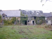 Alignement d'une maisons et deux fermes, le Bas Gavrain (Renac)