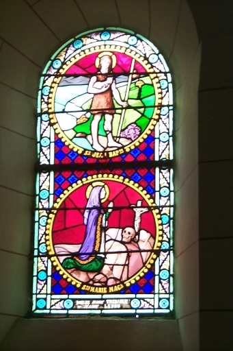 Ensemble des verrières à personnages des baies 1, 3, 5 : saint Jean-Baptiste ; sainte Marie-Madeleine ; Vierge à l'Enfant ; Assomption ; saint Joseph ; saint Maurice