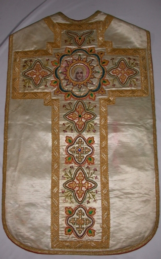 Ornement blanc 3 : chasuble, bourse de corporal, étole, voile de calice