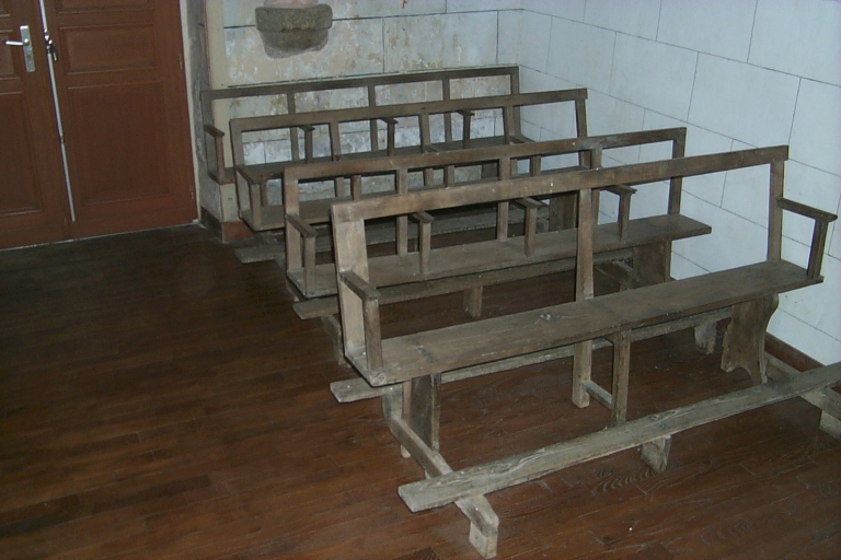 Ensemble de 8 bancs de fidèles