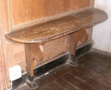 Décor d'architecture : paire de bancs de choeur et lambris de hauteur