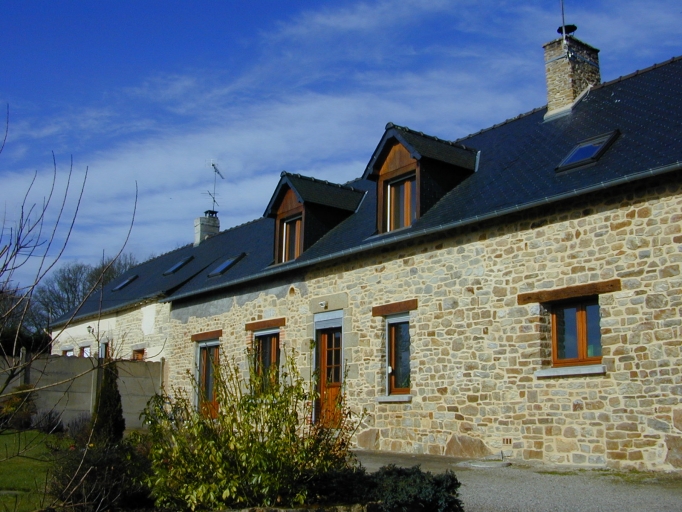 Alignement de maisons, le Rocher aux Cours (Ercé-près-Liffré)