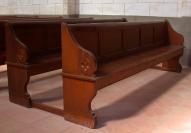 Ensemble de 38 bancs de fidèles