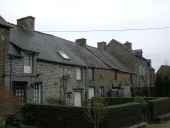 Alignement de maisons, le Haut Plessis (Saint-Pierre-de-Plesguen fusionnée en Mesnil-Roc'h en 2019)