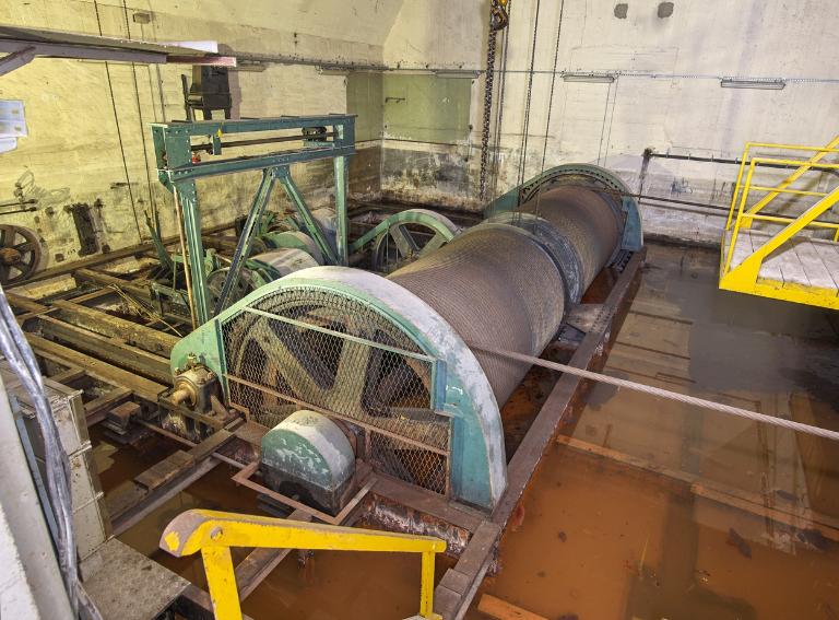 Salle du treuil du slipway du bunker "KI" avec son treuil de hissage (Lorient)