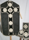Ornement noir 3 : chasuble, bourse du corporal, étole, manipule, voile de calice