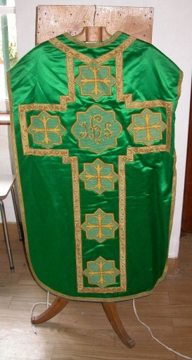 Ornement vert : chasuble, étole, bourse de corporal et manipule