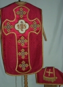 Ornement rouge 5 : chasuble, manipule, voile de calice, étole