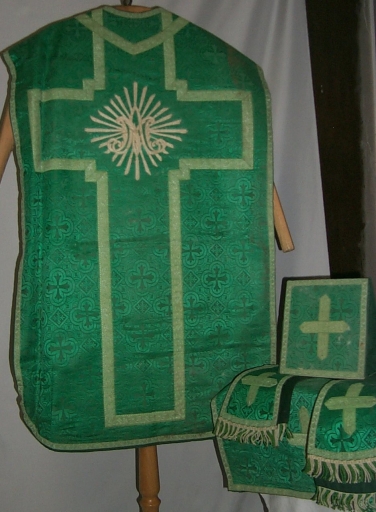 Ornement vert 3 : chasuble, étole, manipule, bourse de corporal, voile de calice