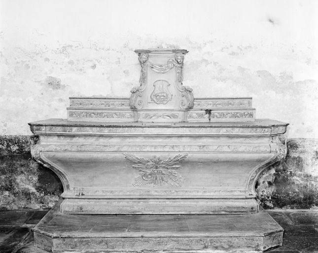 Ensemble de l'autel secondaire sud : autel, tabernacle, 2 gradins d'autel, degré d'autel, chapelle Sainte-Croix (Josselin)