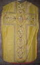 Ornement doré 2 : chasuble, étole, manipule, voile de calice et bourse de corporal