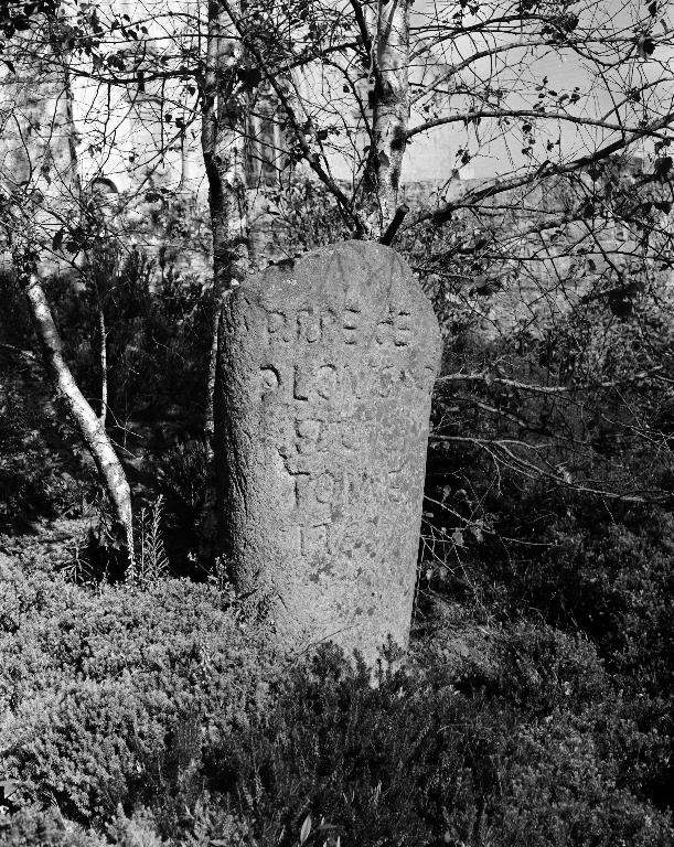 Borne de corvée, à l'entrée sud du cimetière (Plougar)