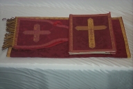 Ornement rouge 3 : manipule, bourse de corporal, voile de calice (Maure-de-Bretagne fusionnée en Val d'Anast en 2017)