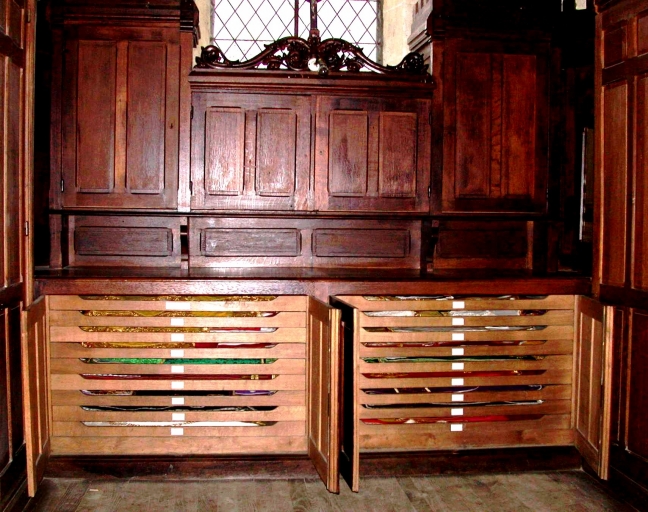 Meubles de sacristie : chasublier, armoires