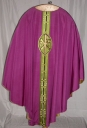 Ornement violet : chasuble, étole, manipule, voile de calice et bourse de corporal