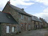 Alignement de maisons, les Rues des Bois (Paimpont)