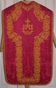 Ornement rouge 2 : chasuble, bourse de corporal, étole, manipule, voile de calice