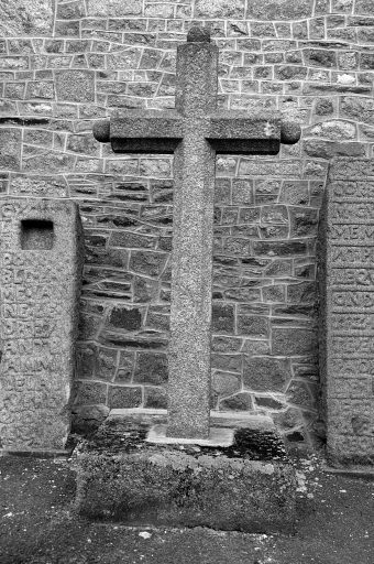 Croix de cimetière n°2, place de l'Eglise (Lécousse)