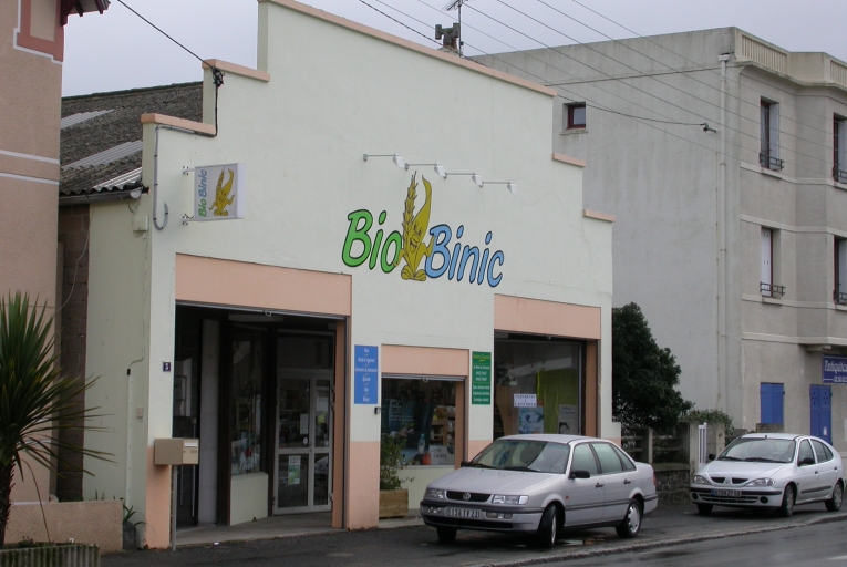Usine de produits agro-alimentaires (usine de salaison de poissons) Le Gonidec, puis le grand Léjon, actuellement magasin de commerce, 3 boulevard Leclerc (Binic fusionnée en Binic-Etables-sur-Mer en 2016)