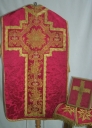 Ornement rouge 1 : chasuble, bourse du corporal, étole, manipule