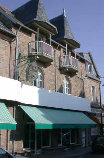 Immeuble à logements avec partie commerciale, 2 rue du Général de Gaulle (Perros-Guirec)