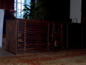 Ensemble de 4 armoires de sacristie et un chasublier