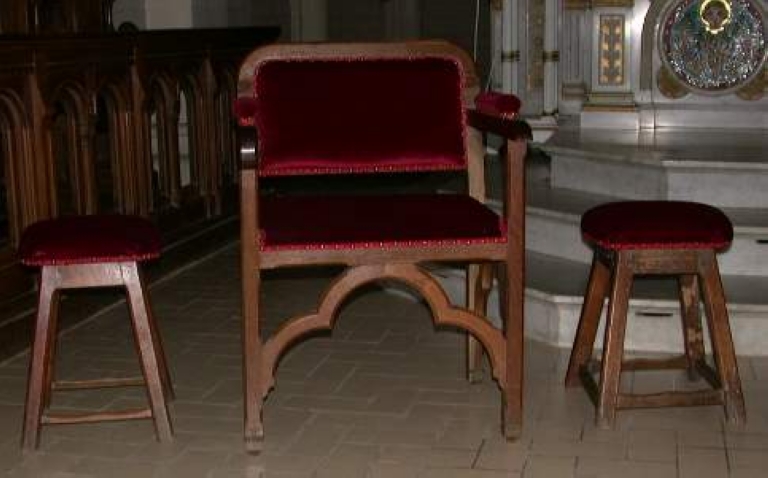 Fauteuil de célébrant et 2 tabourets d'église