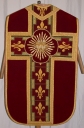 Ornement rouge 6 : chasuble, bourse de corporal, étole, manipule, voile de calice