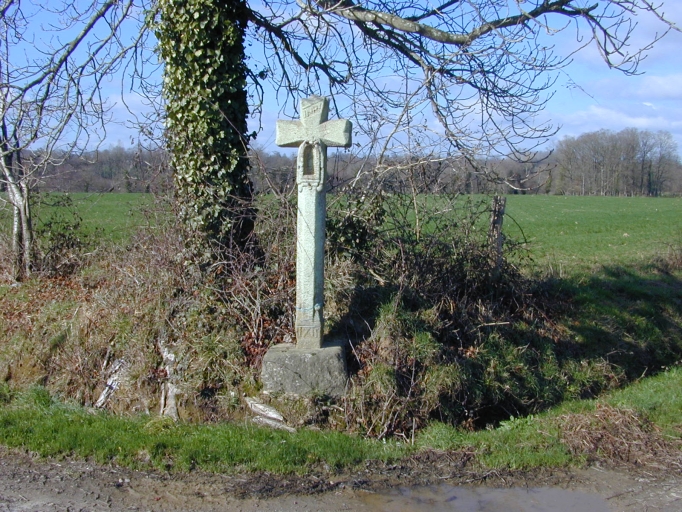 Croix de chemin, voie communale 7, près du Pont au Mont (Meillac)
