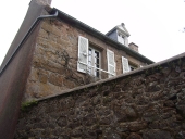 Maison (à droite), bourg (île de Bréhat)