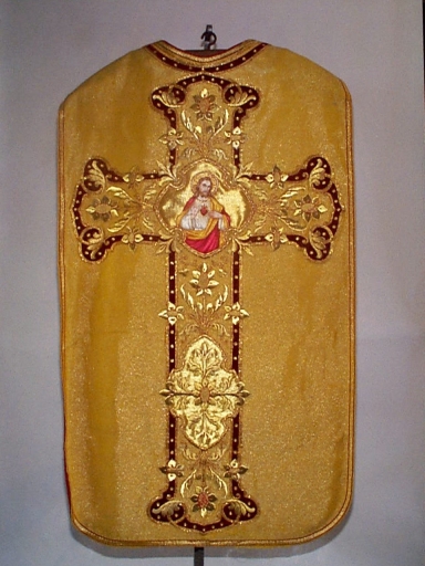Ornement doré 1 : chasuble, bourse de corporal, étole, manipule, voile de calice
