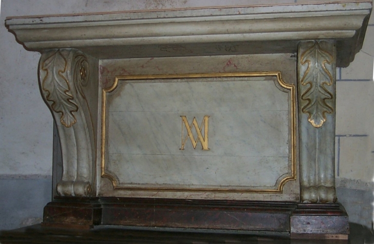 Autel secondaire nord : autel, tabernacle, 2 gradins et 1 degré d'autel