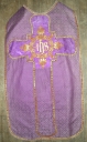 Ornement violet : chasuble, étole et bourse de corporal