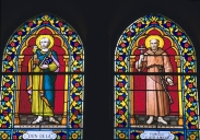 Verrière de la baie 1 (verrière à personnages) : saint François, saint Pierre