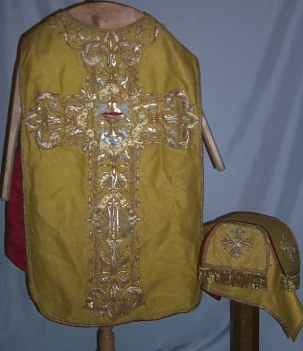Ornement doré 1 : chasuble, manipule, étole, voile de calice