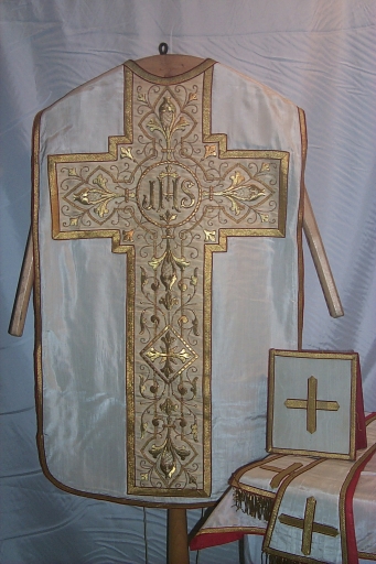 Ornement blanc 3 : chasuble, manipule, bourse de corporal, étole, voile de calice (Maure-de-Bretagne fusionnée en Val d'Anast en 2017)