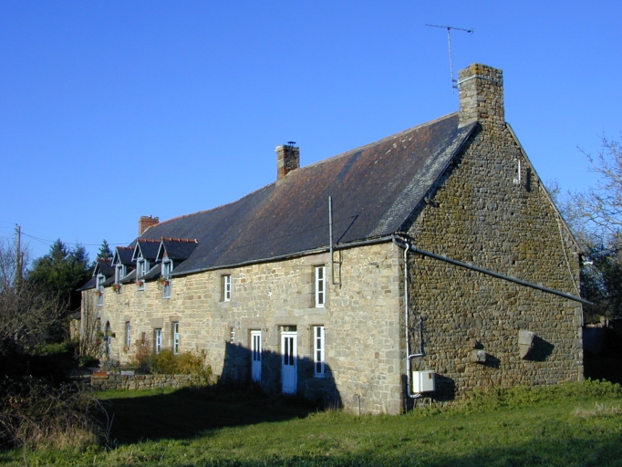 Alignement d'une maison et d'une ferme, Bas Chenillé (Saint-Léger-des-Prés)