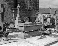 Tombeau de Camille Lebras de Kernoter, dans le cimetière non étudié (Plougar)
